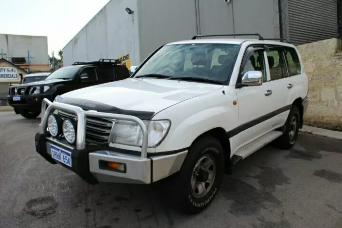 Toyota Land Cruiser FJ100 2004 full