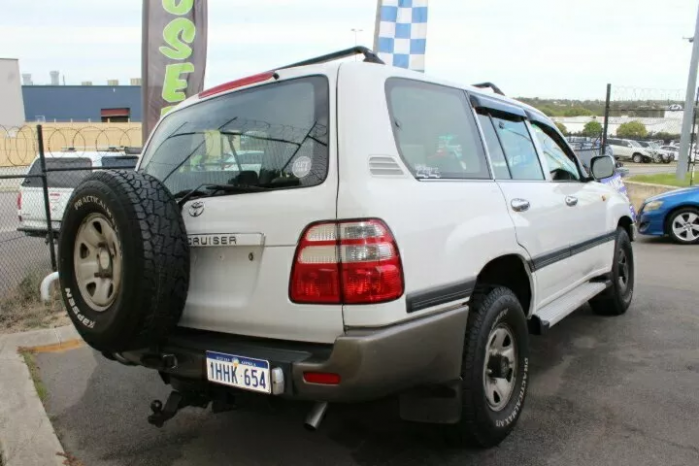 Toyota Land Cruiser FJ100 2004 full