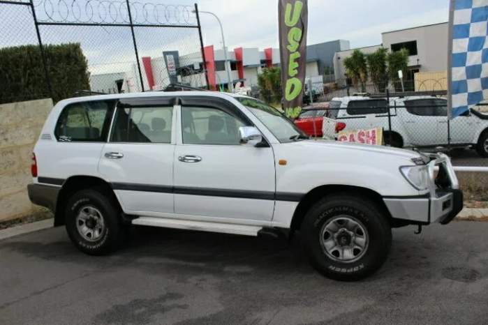 Toyota Land Cruiser FJ100 2004 full